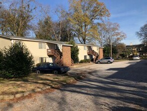 136 W Cambridge Ave in Greenwood, SC - Foto de edificio - Building Photo