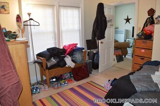 1223 Beacon St, Unit 303 in Brookline, MA - Foto de edificio - Building Photo