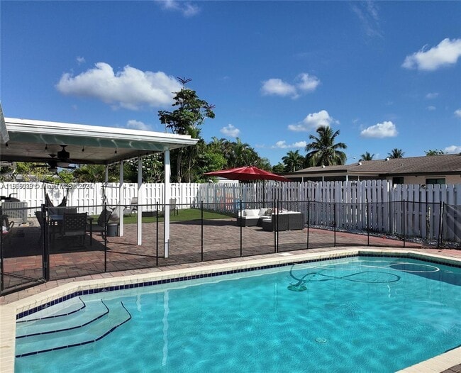 4081 Lake Dr in Coconut Creek, FL - Building Photo - Building Photo