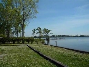 1213 Riverside Ave in Elizabeth City, NC - Foto de edificio - Building Photo