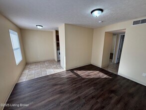 901 Colonial Park Dr in Jeffersonville, IN - Building Photo - Building Photo