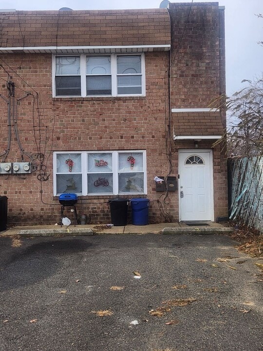 4320 Howell St in Philadelphia, PA - Building Photo