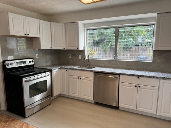 1821 SW 23rd St in Fort Lauderdale, FL - Building Photo - Building Photo