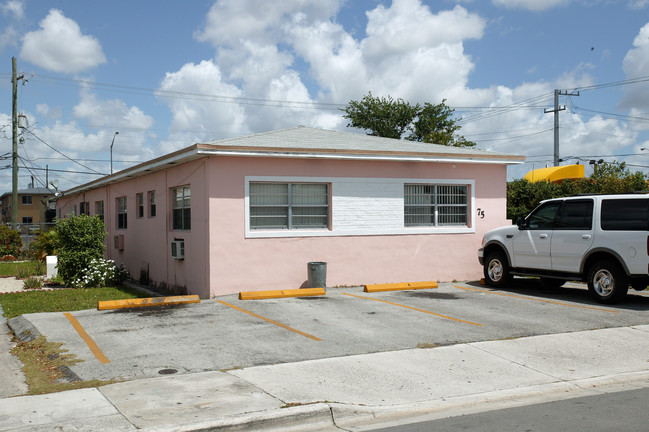 75 E 8th St in Hialeah, FL - Building Photo - Building Photo