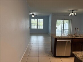 8216 Bilston Village Ln in Gibsonton, FL - Foto de edificio - Building Photo