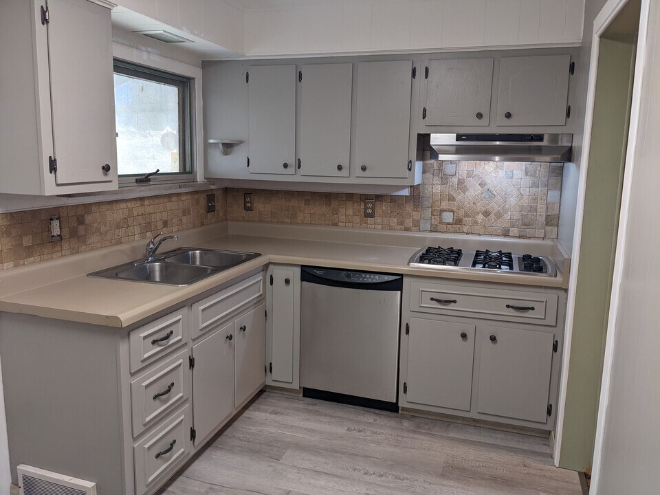 204 Whittier St in Vandergrift, PA - Building Photo