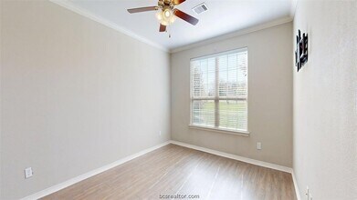 2021 Harvey Mitchell Pkwy S in College Station, TX - Foto de edificio - Building Photo