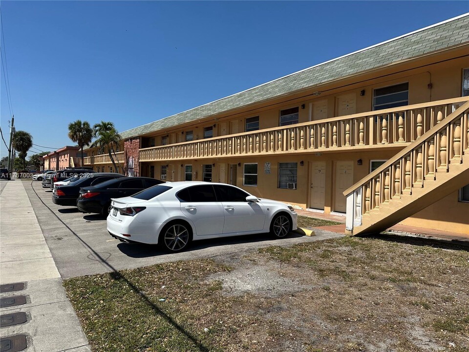 1085 W 71st St in Hialeah, FL - Building Photo