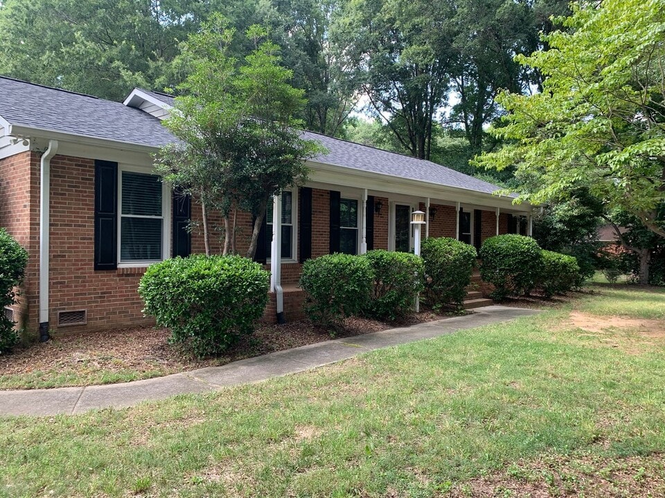 5629 Kuykendall Rd in Charlotte, NC - Building Photo