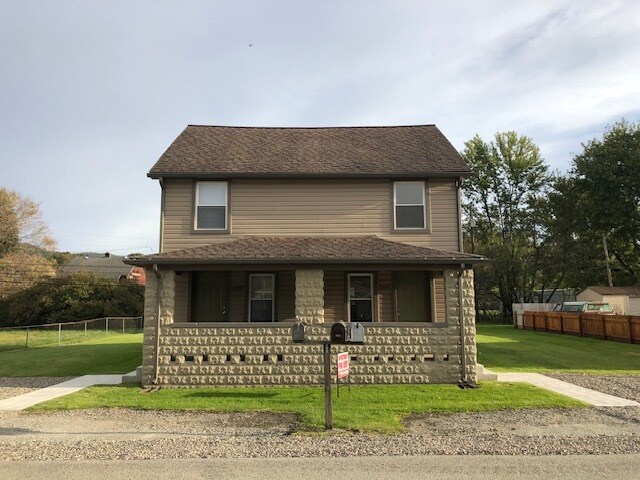 1120 Manor Ave in Latrobe, PA - Building Photo