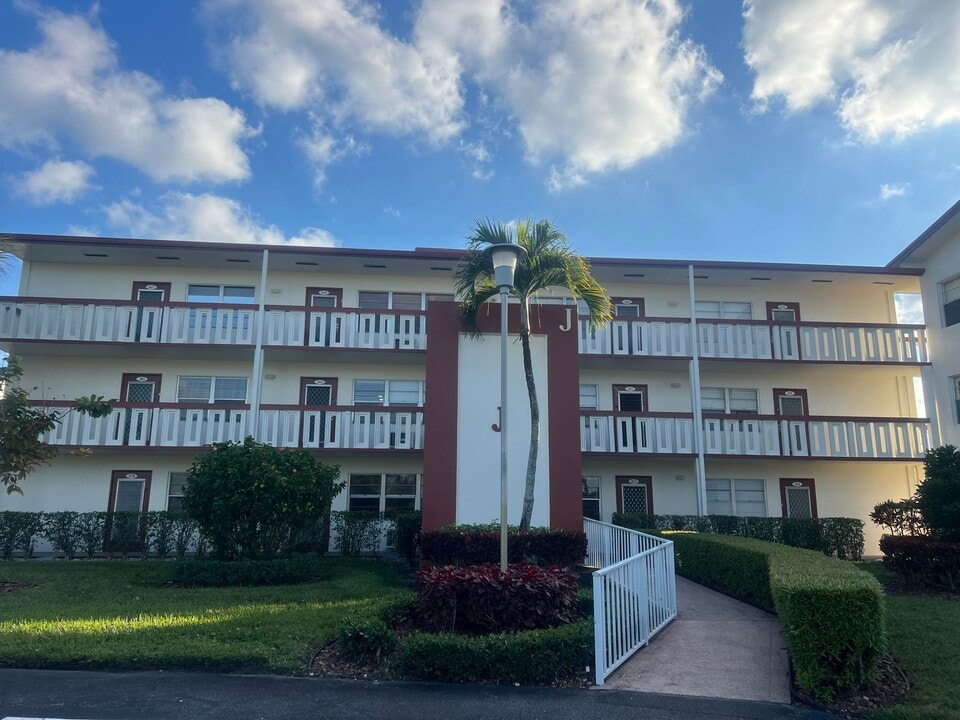 410 Brighton J in Boca Raton, FL - Building Photo