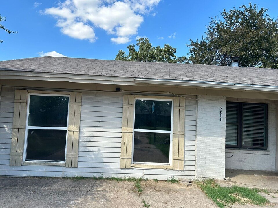 2211 Granada Dr in Irving, TX - Building Photo