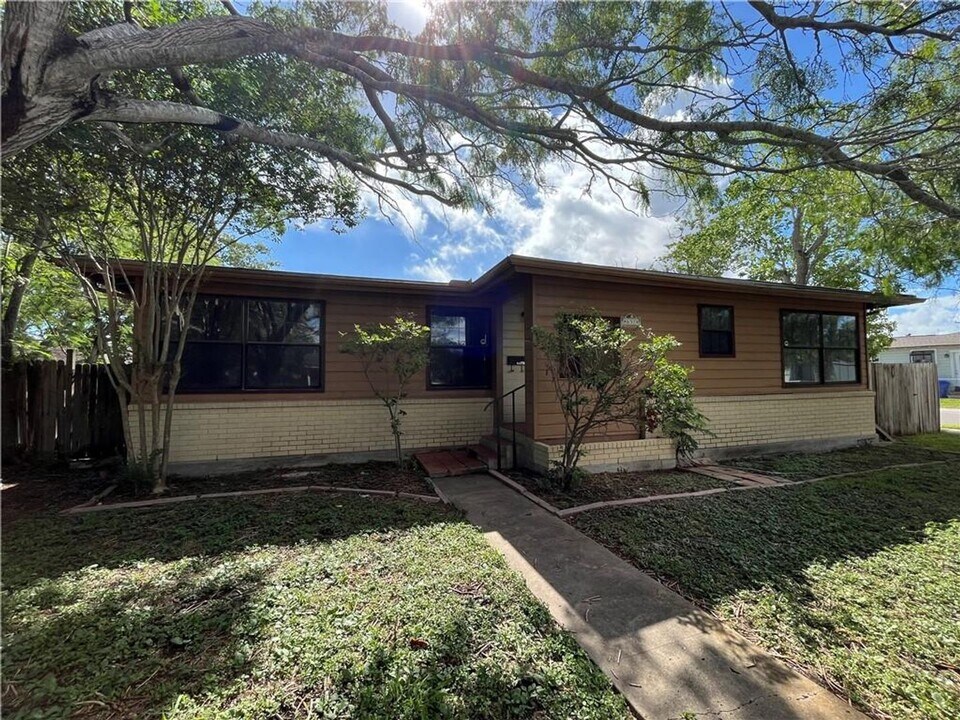 637 Pennington Dr in Corpus Christi, TX - Foto de edificio