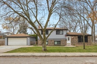 818 Pleasant Ave in Glen Ellyn, IL - Building Photo