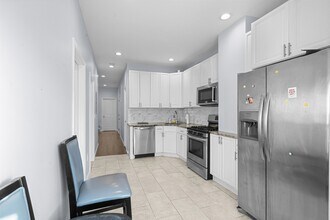 83 Hobart Ave, Unit 2 in Bayonne, NJ - Foto de edificio - Building Photo