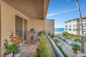 202 Coast Blvd, Unit 8 in San Diego, CA - Building Photo - Building Photo