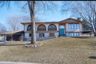 9240 Chesshire Ln N in Maple Grove, MN - Building Photo