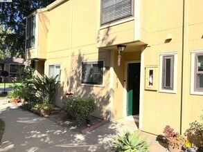 9005 Alcosta Blvd in San Ramon, CA - Foto de edificio - Building Photo