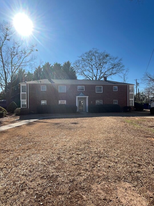 100 Lewis Dr in Greenville, SC - Building Photo
