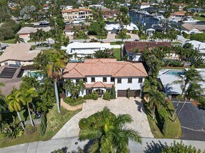 2211 NE 43rd St in Lighthouse Point, FL - Building Photo - Building Photo