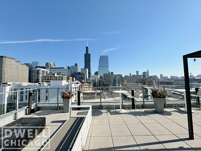 816 W Van Buren St, Unit 2 in Chicago, IL - Foto de edificio - Building Photo