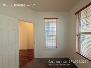 958 SE Roundelay St in Hillsboro, OR - Building Photo - Building Photo