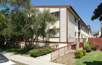 457 W Lexington Dr in Glendale, CA - Building Photo - Building Photo