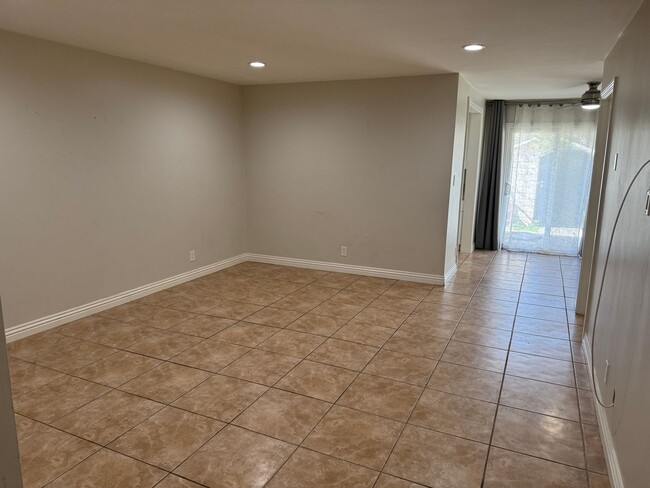 1107 W Memory Ln in Santa Ana, CA - Building Photo - Building Photo