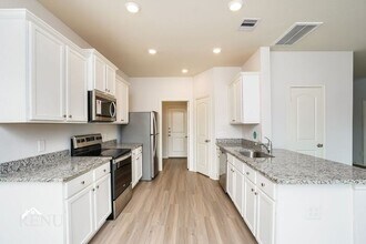 25342 Shadowdale Dr in Cleveland, TX - Building Photo - Building Photo