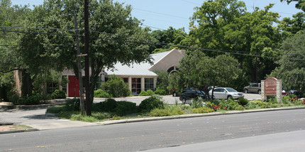 5607-5615 Broadway St in San Antonio, TX - Building Photo - Building Photo