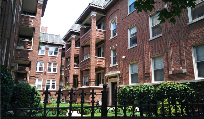 property at 958 W Cuyler Ave