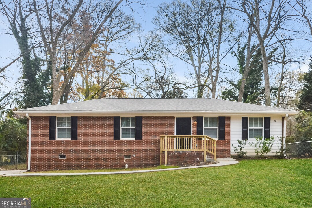 201 Cindy Ct in Oxford, GA - Foto de edificio