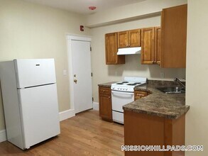 887 Huntington Ave in Boston, MA - Building Photo - Building Photo
