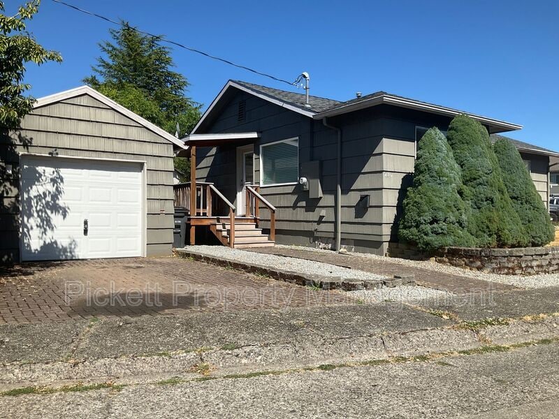 230 Apple St in Bremerton, WA - Building Photo