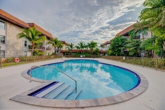 7477 SW 82nd St in Miami, FL - Foto de edificio - Building Photo