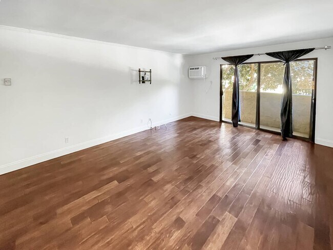 837 N West Knoll Dr, Unit 104 in West Hollywood, CA - Building Photo - Building Photo