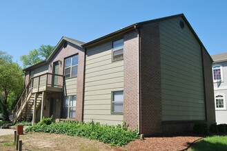 Cheverly - 1001-1015 Bluemont in Manhattan, KS - Foto de edificio - Building Photo