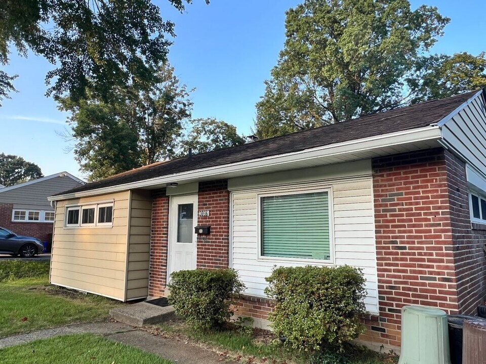4107 E Chester Dr in Aston Township, PA - Building Photo
