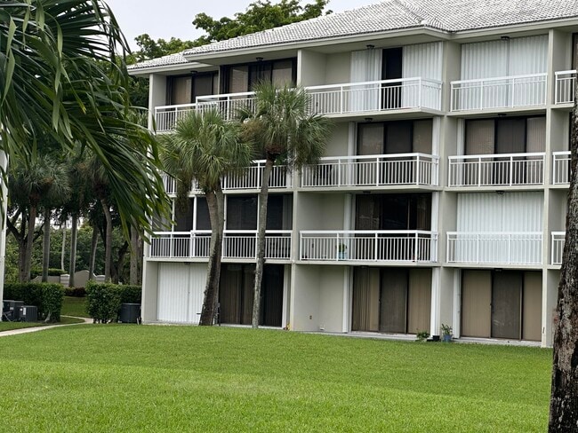 2441 Village Blvd in West Palm Beach, FL - Foto de edificio - Building Photo
