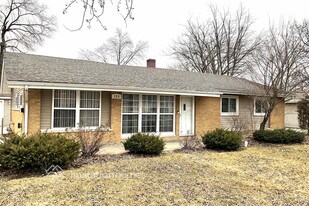 135 Princeton St, Unit 120 in Hoffman Estates, IL - Building Photo