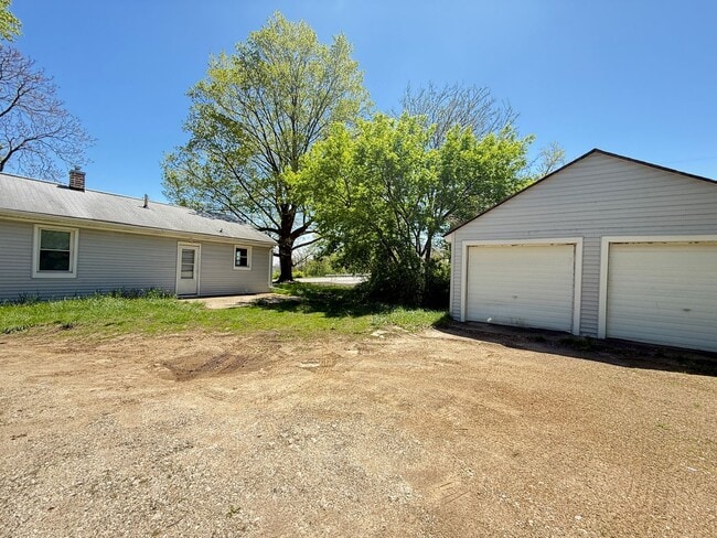 2124 Lansing Ave in Jackson, MI - Building Photo - Building Photo