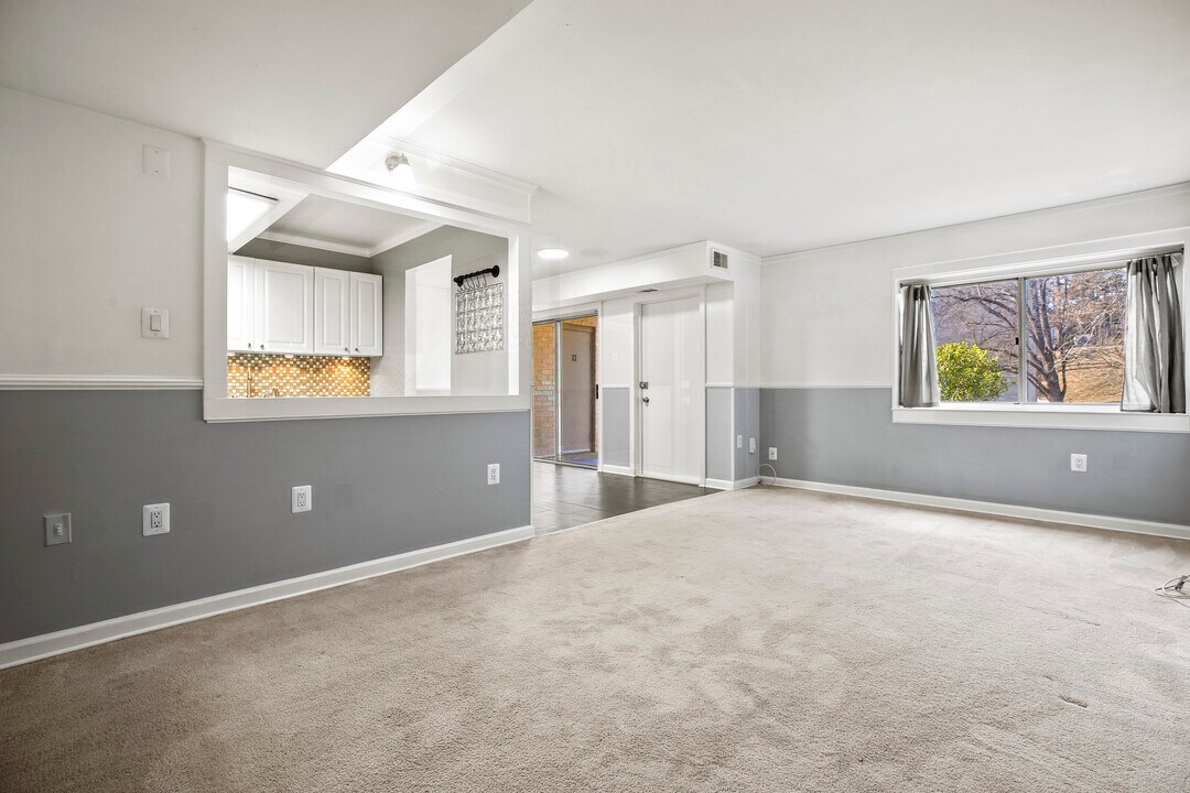 5105 Crossfield Ct, Unit 319 in North Bethesda, MD - Building Photo