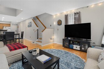 3524 W Shore Rd in Warwick, RI - Foto de edificio - Building Photo