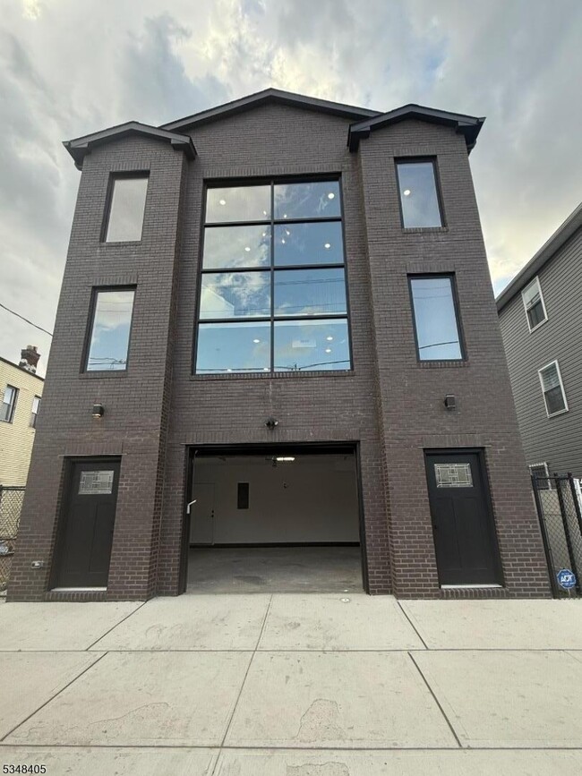 property at 411 S 10th St