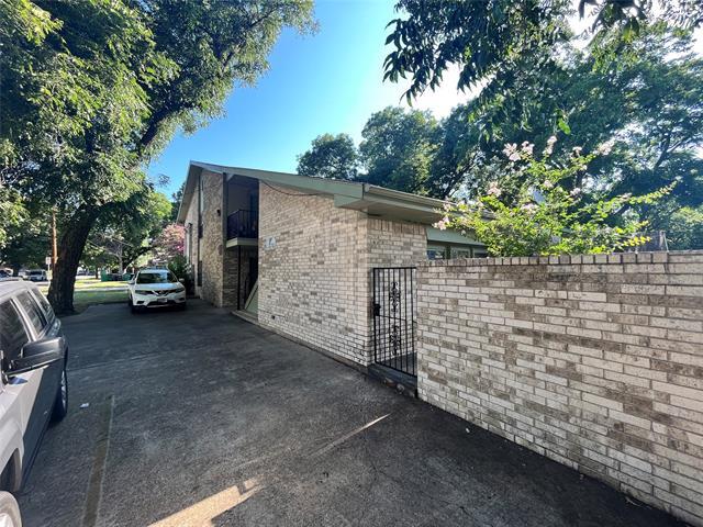 property at 902 N Austin St
