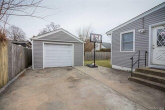 343 Greengrove Ave in Uniondale, NY - Building Photo - Building Photo