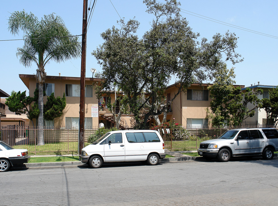 1423 Lingan Ln in Santa Ana, CA - Building Photo