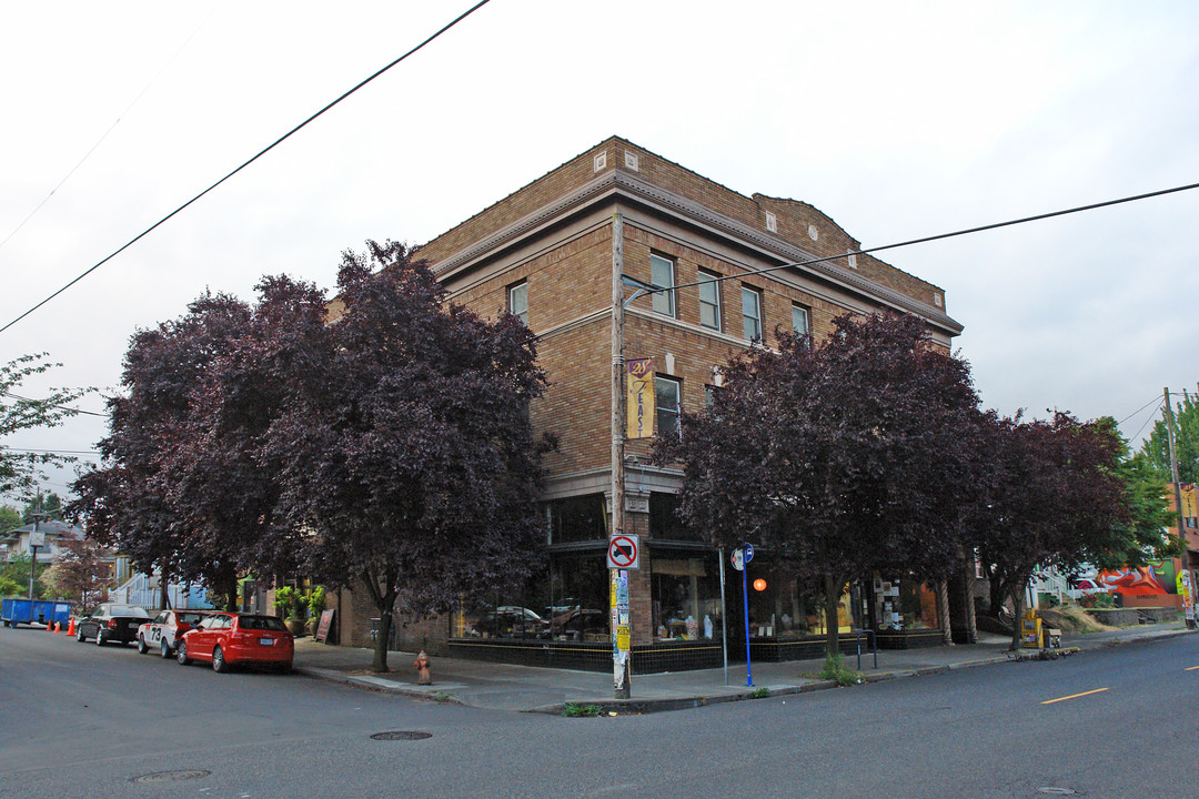 Queen Jeanette Apartments in Portland, OR - Building Photo