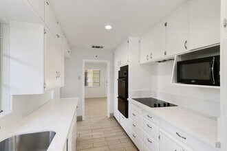 838 D St in Davis, CA - Building Photo - Building Photo