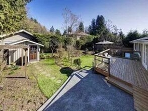1140 Sinclair St in West Vancouver, BC - Building Photo - Building Photo